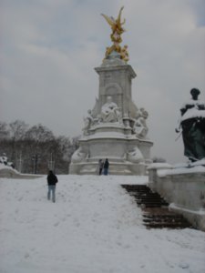 Monument in front of Buckingham Palace