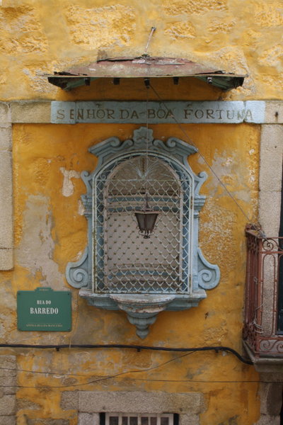 Crumbly street sign, Porto