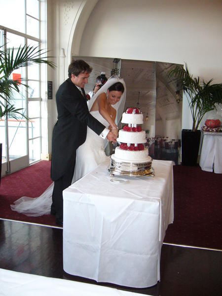 Luke and Kelly cutting their wedding cake