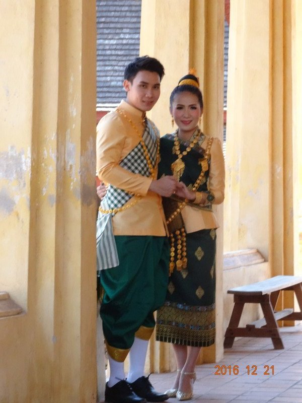 Un jeune couple qui vient de se marier dans leur costume traditionnel