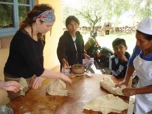 fabrication du pain avec les touristes