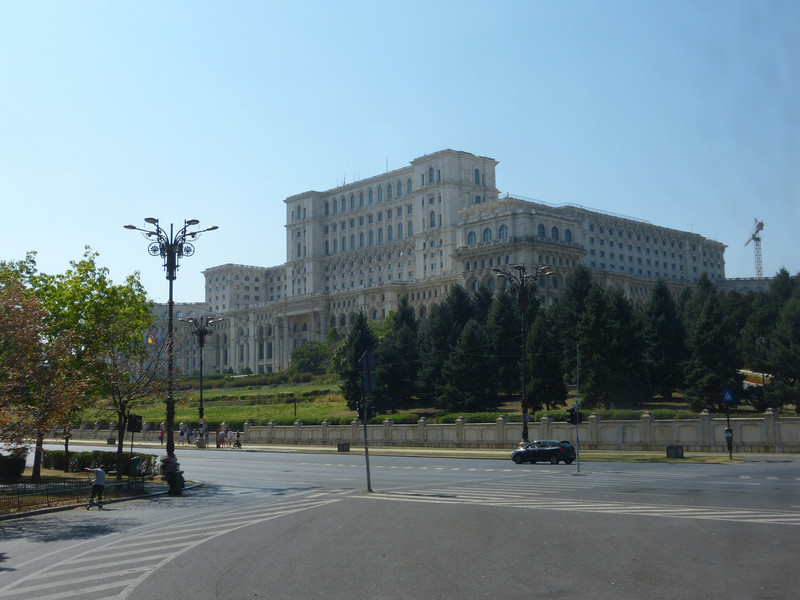 Zijaanzicht van het Paleis van Ceaucescu