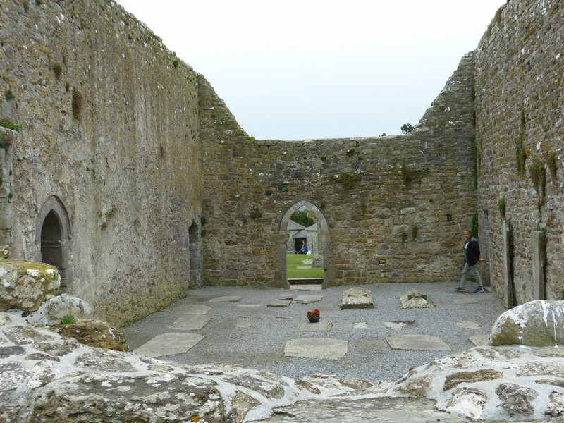 Clonmacnoise - Cathedral binnenplaats