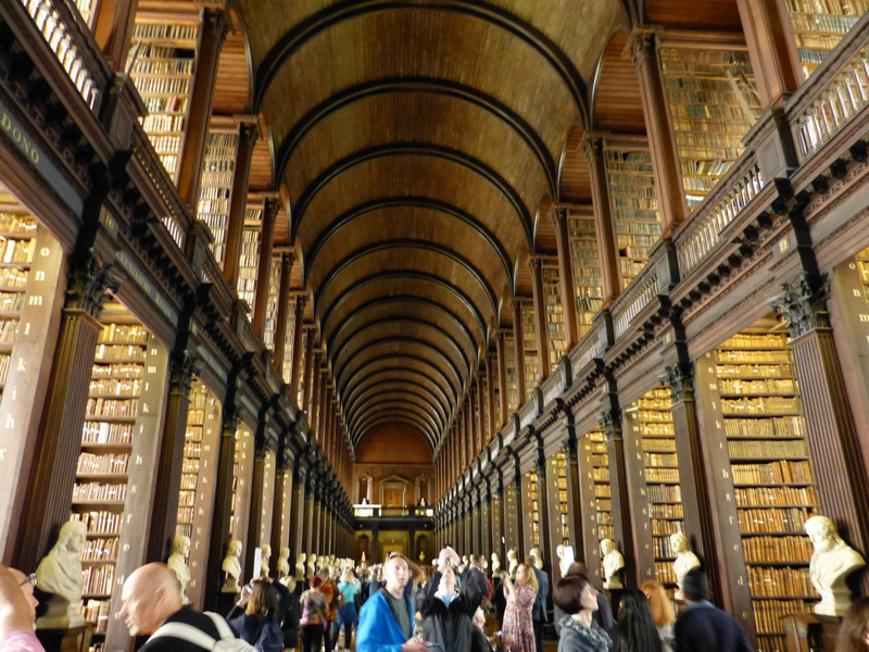 Trinity College - de Long Room van de bibliotheek 
