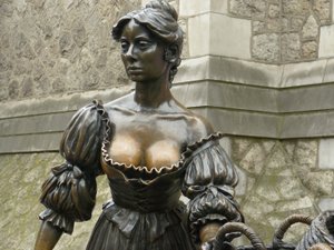 In de buurt van Trinity College - Molly Malone - The Tart with the Cart