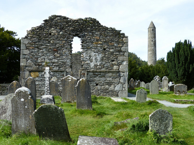 Glendalough ruïne,kerkhof en schuiltoren