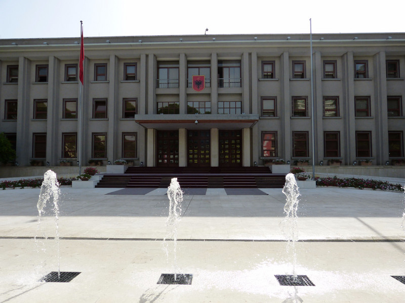 Tirana - de '16' - regeringsgebouw