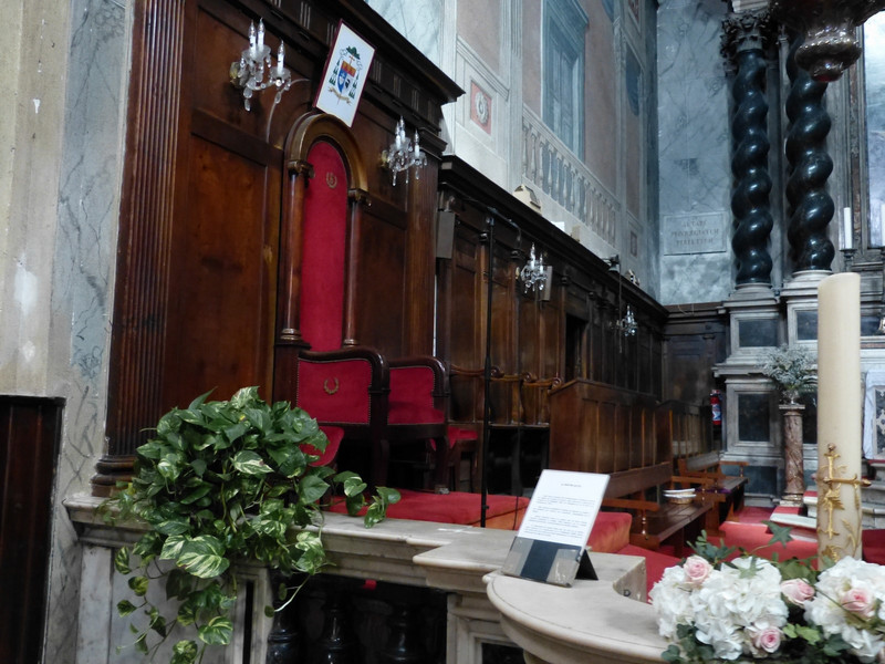 De kardinaalsstoel in de kerk