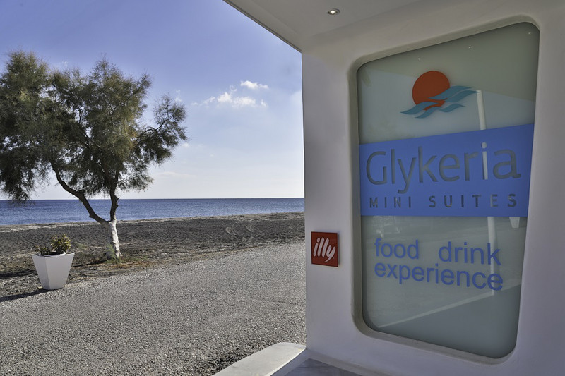 Glykeria mini suites Santorini beach
