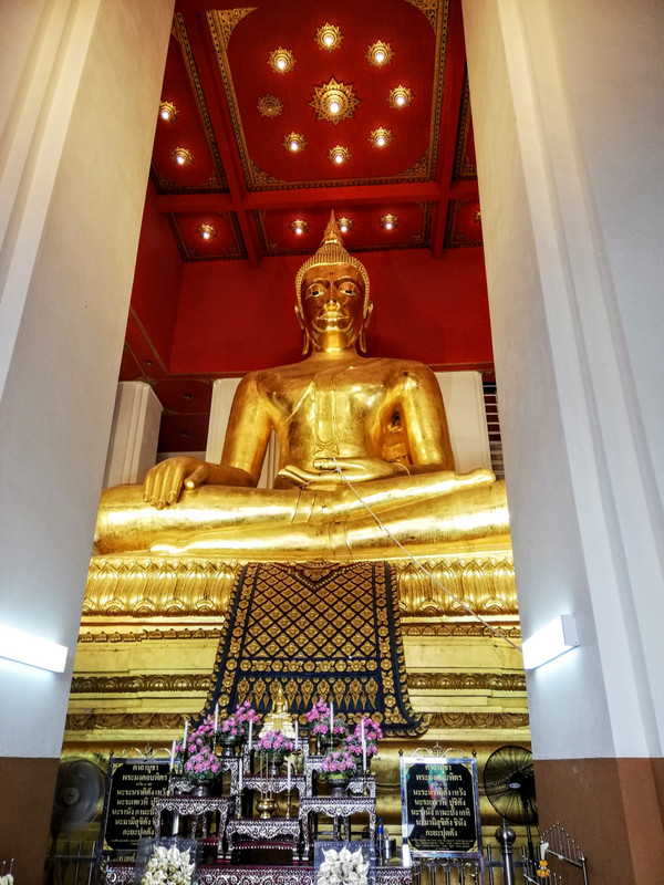 Big golden buddha