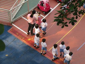 Children at school / Enfants à l'école