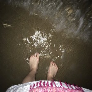 Les pieds dans l'eau / Walking in the sea