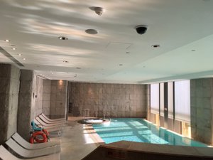 Piscine intérieur de l'hôtel / Indoors swimming pool of the hotel