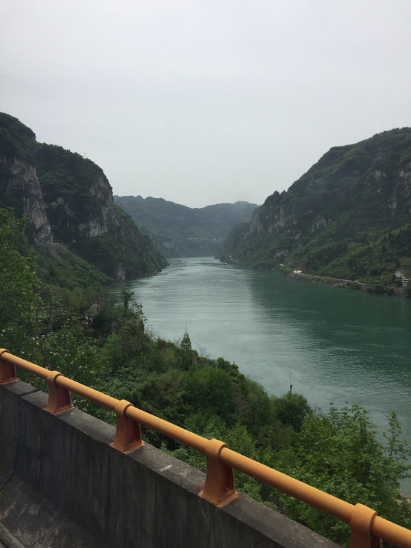 Xiling Gorge from the Bus