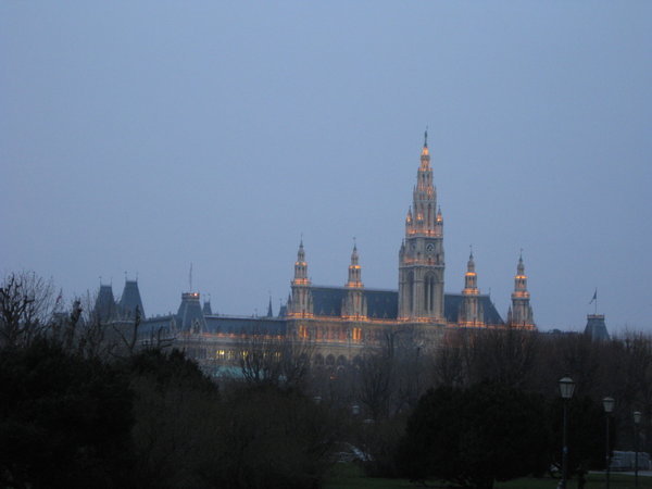 Rathaus bei Dunkelwerden