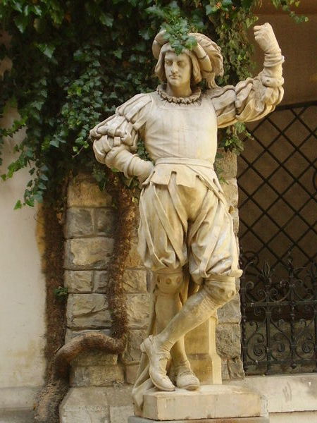 Statue in Peles castle courtyard