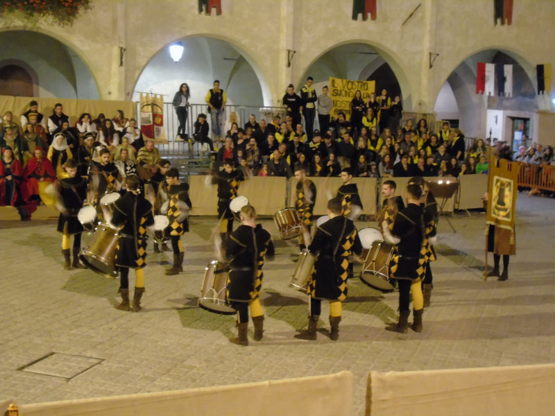 The yellow band in action in front of their supporters and dignitaries dressed in medieval costume