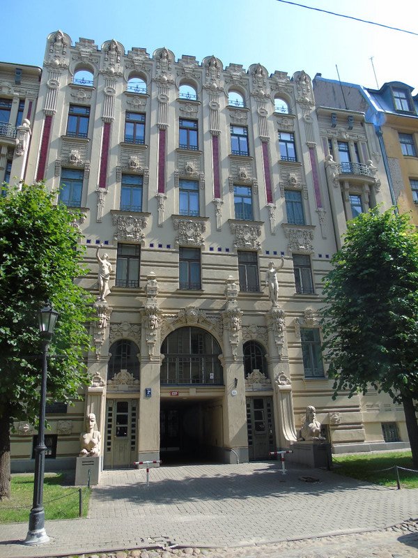 A typical Art Nouveau Building – note the Sphinxes at street level