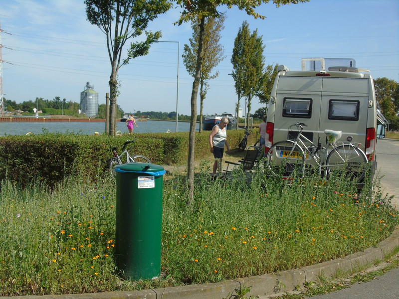 We had a very pleasant evening at a camper stop next to the Dortmund – Ems Kanal outside the village of Riesenbeck 