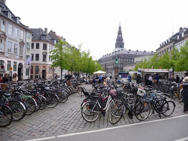 Lots of people use bikes in Copenhagen