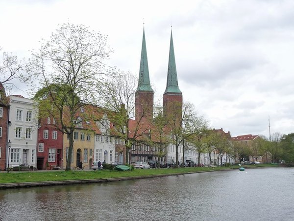 The Dom and canal side buildings