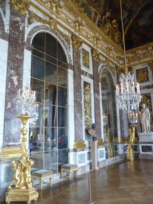 A quiet corner, there is gilding everywhere in the palace