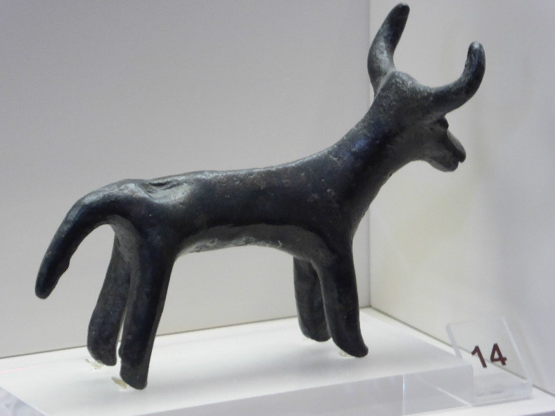 There many small bronze figurines, we particularly liked this one 