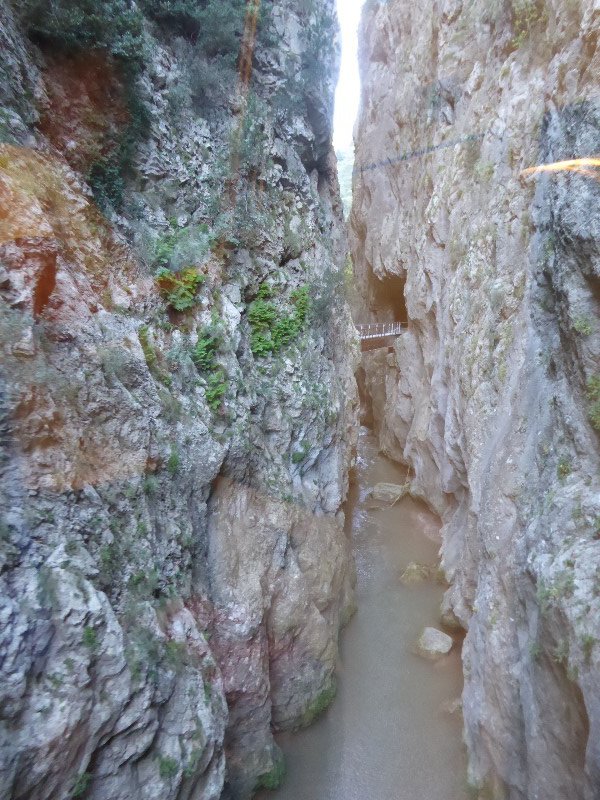 A narrow side gorge
