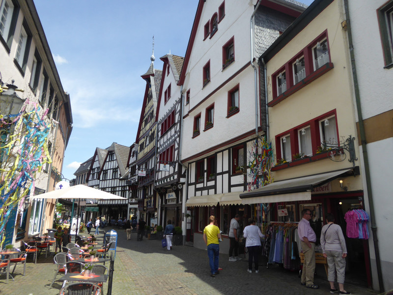 We had a brief stop at the small town of Bad Munstereifel whose ancient buildings seemed to have been spruced up provide a shopping mall