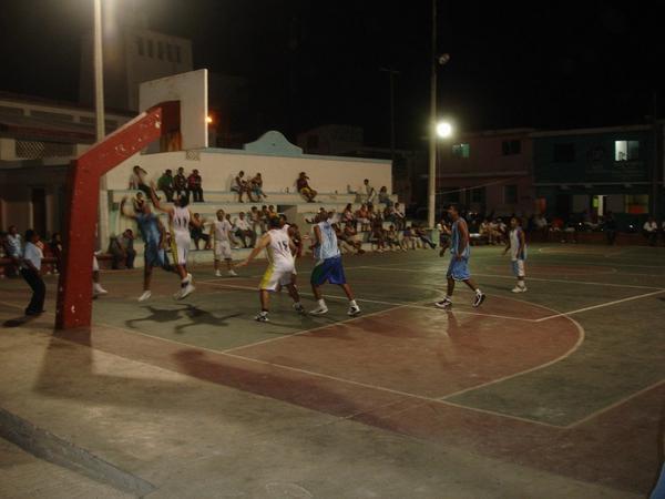 Here´s b-ball came we caught, I was dreaming of them being a man short and me stepping in but it was an amazing experience anyway. Can you spot Helen (clue - shes not playing)