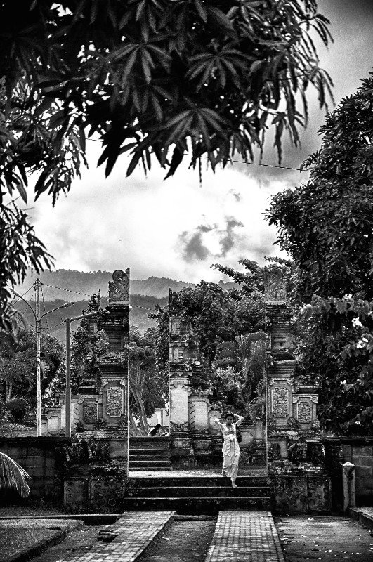 lombok lady in temple