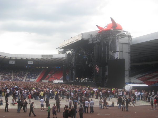 Crowd warming up for AC/DC