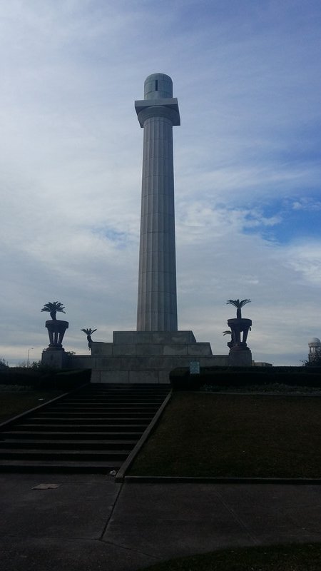 Lee Circle Monument