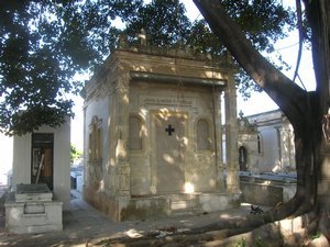 mausoleum at Cementerio de Cristobal Colon