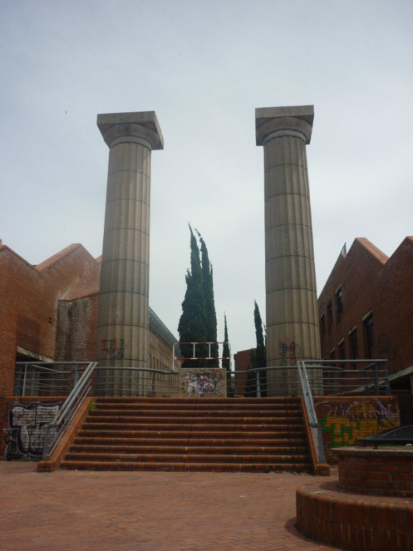 Parque de España pillars