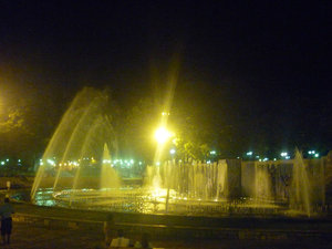 Plaza Independencia fountain at night 
