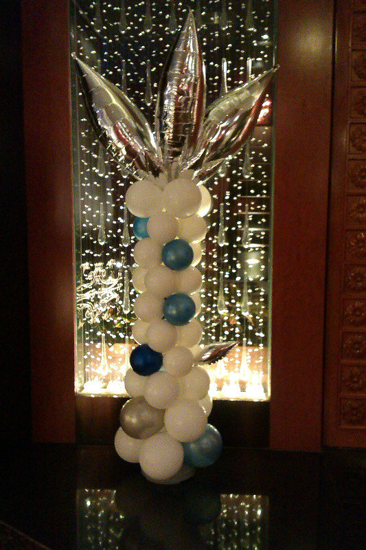 Luxe Manor Lobby Balloons