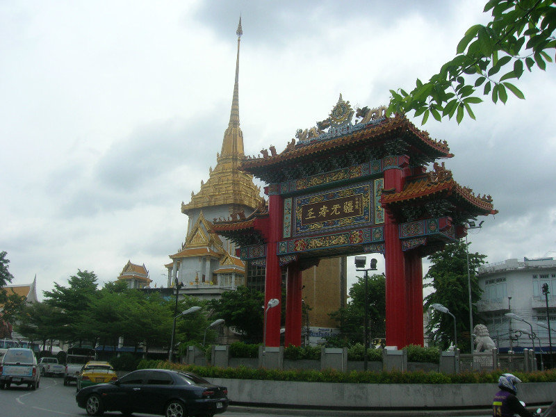 Chinatown gate, Wat Traimit