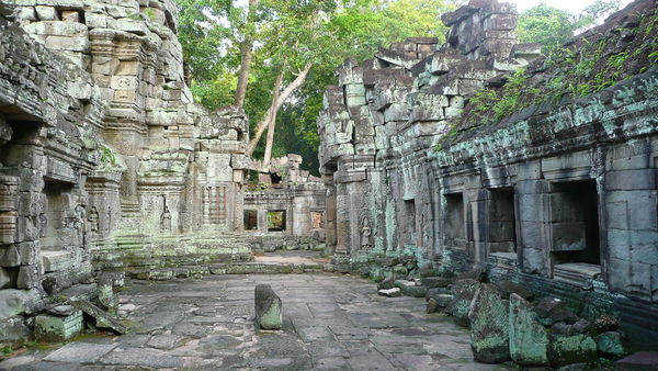 Ta Phrom courtyard