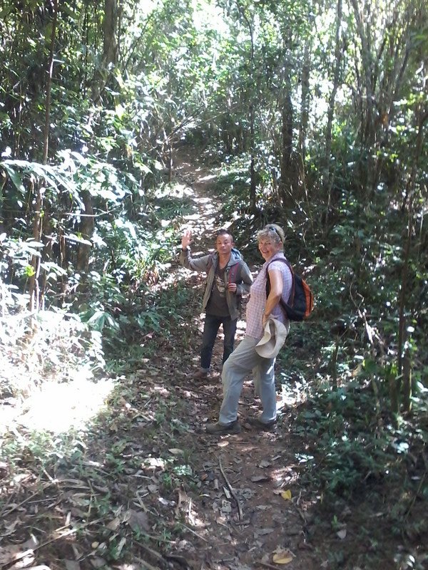 avec le guide dans la jungle