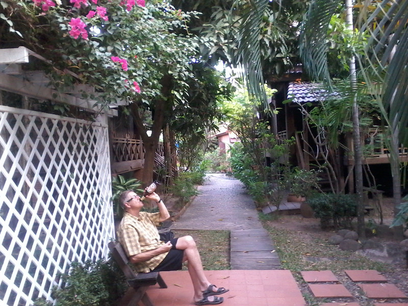 bière lao dans le jardin du bungalow à Vientiane