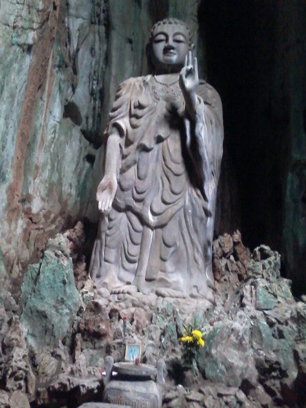 Bouddha dans une grotte