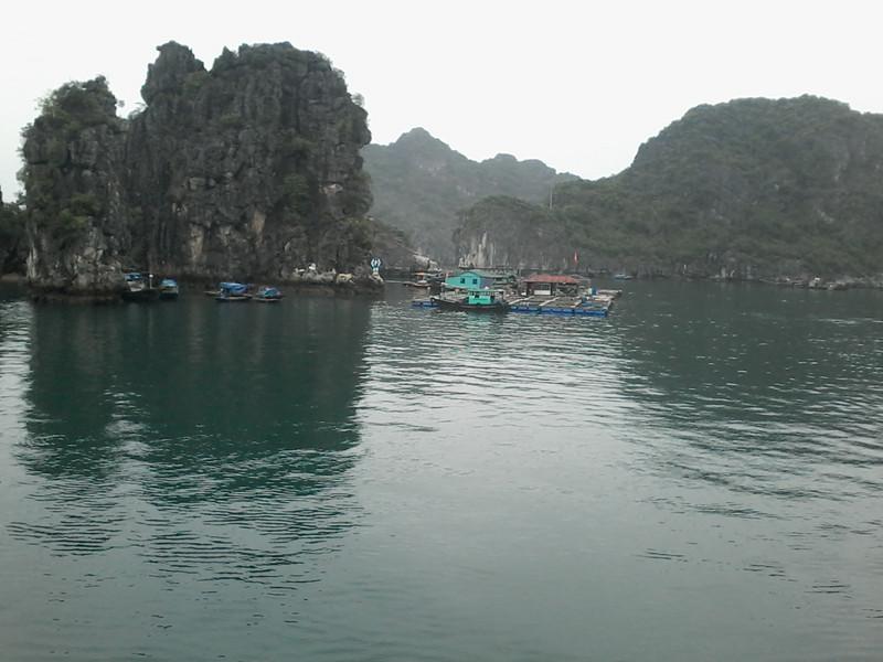 Village de pêcheurs sur les bateaux
