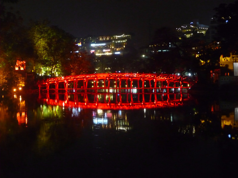 Le pont du Soleil Levant la nuit (au nord du lac Hoan Kiem, en plein centre de Hanoi)