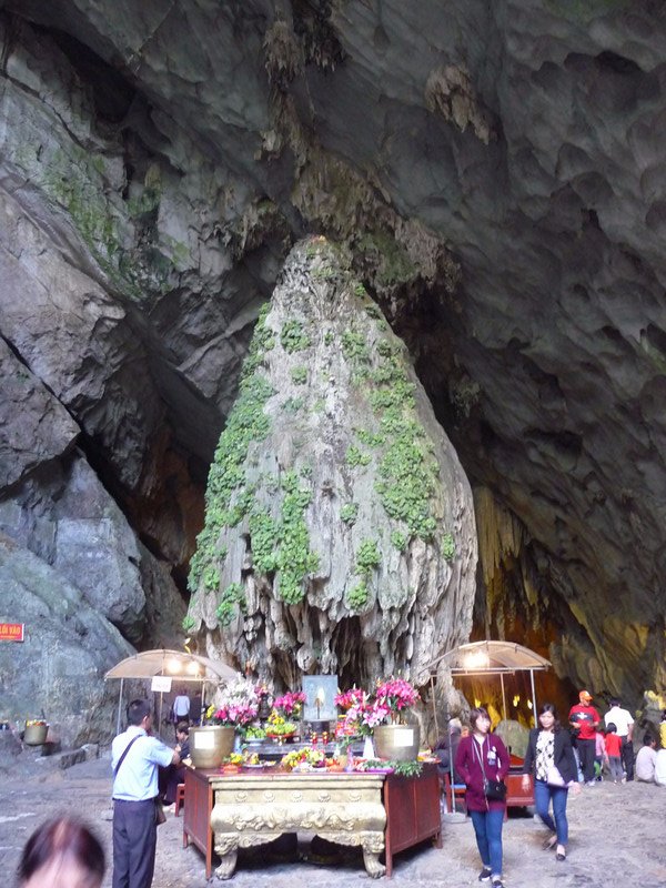Entrée dans la grotte de la pagode de l'Empreinte parfumée