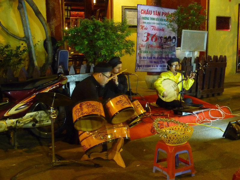 Le soir, concert de musique réligieuse devant un temple de Hanoi