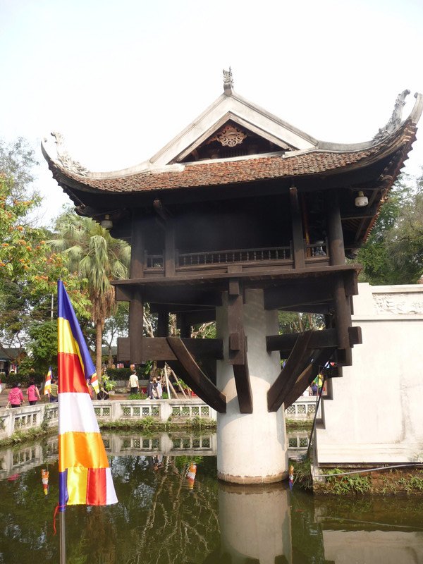 La Pagode au pilier unique (anciennement en bois, il a été détruit par les français qui quittaient le Vietnam et reconstruit en béton par les vietnamiens)