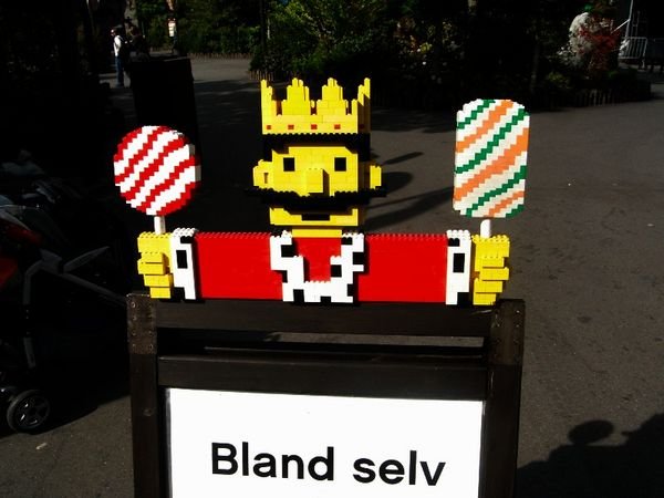 Lego king selling candies!!