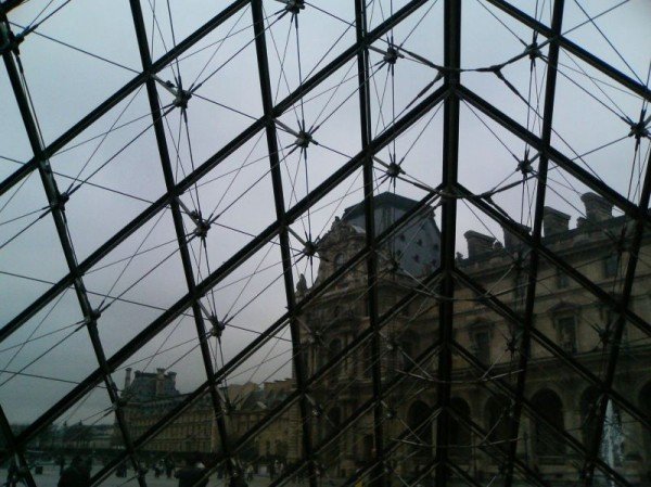 looks so trapped inside the Louvre...