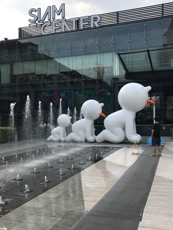 Weird statue in Siam Discovery Mall
